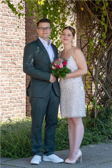 Von der Berufsschule via Dating-App zum Standesamt: Lena und Sebastian Bonk Lena (geborene Wilschewski) und Sebastian Bonk geben sich bei einer kirchlichen Trauung erneut das Ja-Wort.