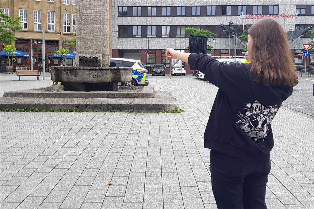 Lena Koch ist mit dem Tablet auf der Suche nach dem digitalen Elefanten gegangen und hat ihn soeben entdeckt.