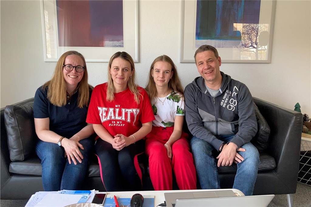 Oksana und Viktoria flohen aus Kiew nach Lünen: Angst um Familie ist ihr täglicher Begleiter Lena (l.) und Christian Schneider freuen sich, dass sie Oksana (2.v.l.) und ihrer Tochter Victoria, die aus Kiew geflüchtet sind, auch weiterhin helfen können.