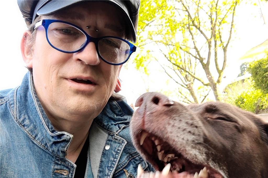 Dorstenerin Lena Marie (51) startet nach Outing in ein neues Leben Lena Marie kniet in Dorsten neben einem Hund.