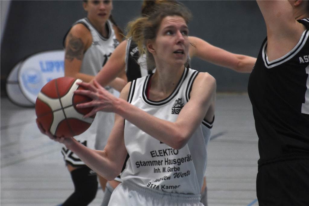 Basketball-Pause: Kapitänin der LippeBaskets erwartet Nachwuchs – „Mein Team vermisst mich!“ Lena Niehüser versorgt Elisabeth Spiegelhauser als beste Freundin mit allen wichtigen Infos rund um die LippeBaskets.