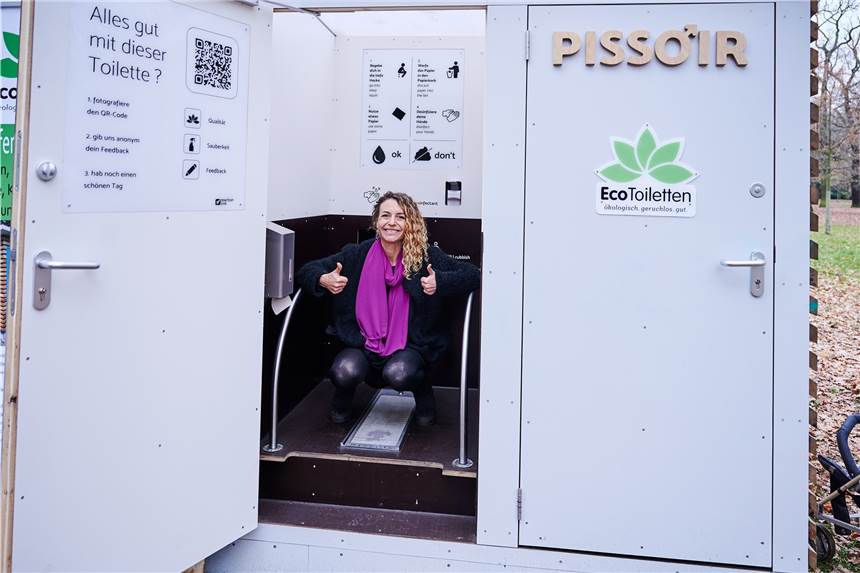 Ein Hoch auf die Gleichberechtigung: Erobert das „Missoir“ jetzt das Damen-WC? Lena Otvedi, die Gründerin von Missoir, dem weiblichen Pendant des Pissoirs, führt die öffentliche Toilette ohne Wasserverbrauch in der Hasenheide anlässlich des Welttoilettentags, dem 19. November, vor.