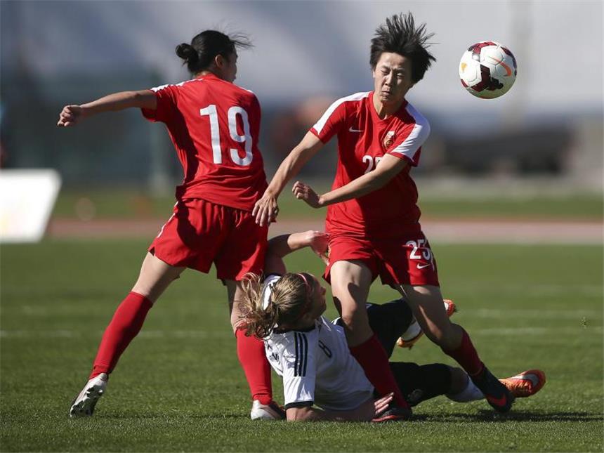 DFB-Frauen wieder in der Erfolgsspur - 2:0 gegen China Lena Petterman (M) verliert den Kampf um den Ball gegen Chinas Tan Ruyin (l) und Ren Guixin. Foto: Jose Sena Goulao