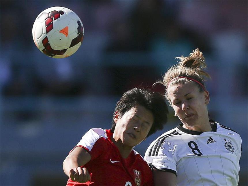 DFB-Frauen wieder in der Erfolgsspur - 2:0 gegen China Lena Petterman (r) im Kopfballduell mit der Chinesin Li Dongna. Foto: Jose Sena Goulao