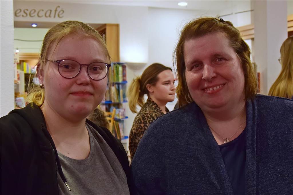 Konzertlesung von Jana Crämer und Batomae rührte Publikum zu Tränen Zwei Frauen stehen in der Buchhandlung Kortenkamp