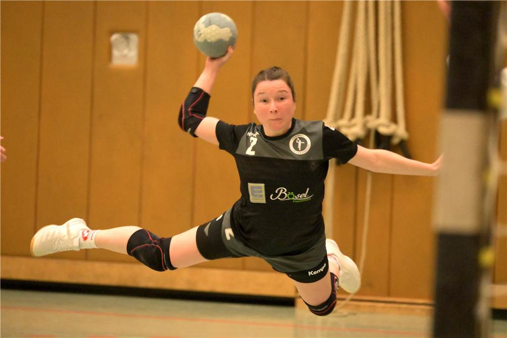 „Die Hälfte der Mannschaft bricht weg“: VfL Brambauer im Umbruch Lena Seidel im Sprung für den VfL Brambauer.