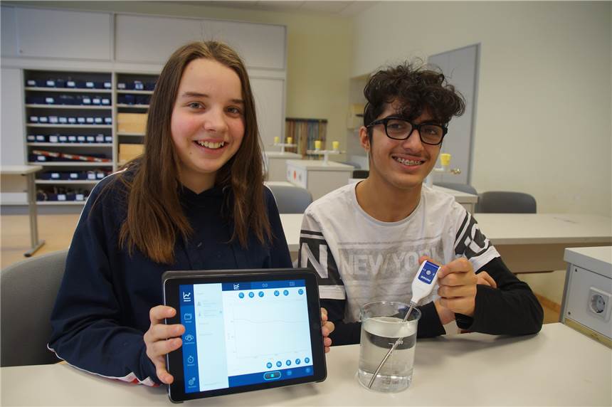 Kreuzschule digitalisiert den Physikunterricht Lena Thesing und Amir-Ali Aghili freuen sich über die digitalen Unterrichtshelfer.