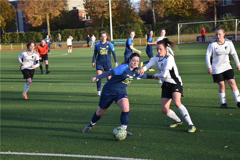 Lena Tournee schließt sich nach Fußballpause dem PSV Bork an: Lena Tournee, damals noch im Trikot des SV Herbern, versucht sich gegen ihre Gegenspielerin durchzusetzen.