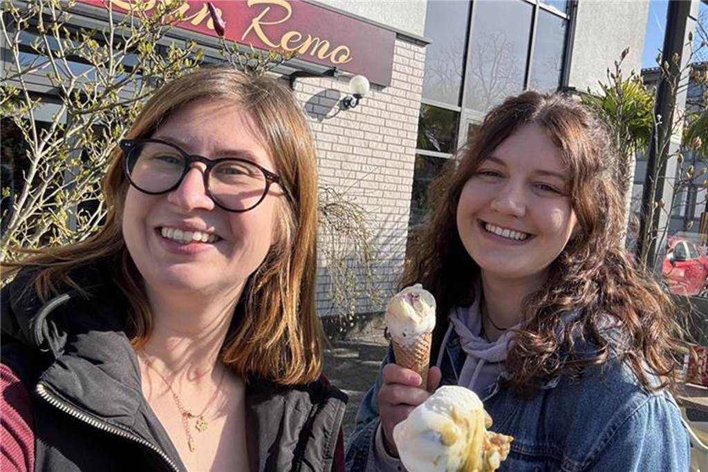 Eisdiele San Remo im Check: Amore Mio und Rind besonders lecker Lena und Bianca essen Eis