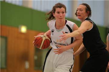 Lena Zumholz (l.) und der FC Nordkirchen starten mit einem Heimspiel.