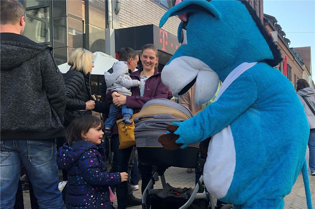 Herbstfest profitiert vom schönen Wetter: „Die Stadt lebt“ Leni, das Maskottchen der Dorstener Zeitung, hatte für die Kinder ein paar kleine Geschenke mitgebracht.