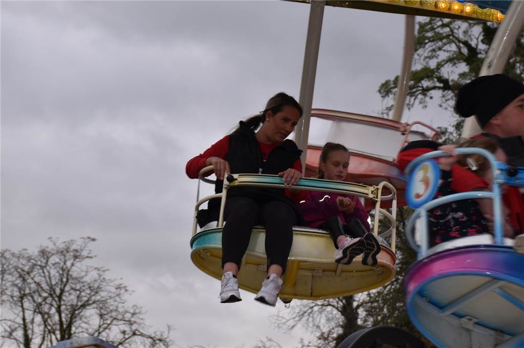 Mutter-Tochter-Zeit auf Sim-Jü: Leni und ihre Mama genießen die Kirmes Leni Hoffmann und ihre Mutter Denise im Fahrgeschäft „Twister“.