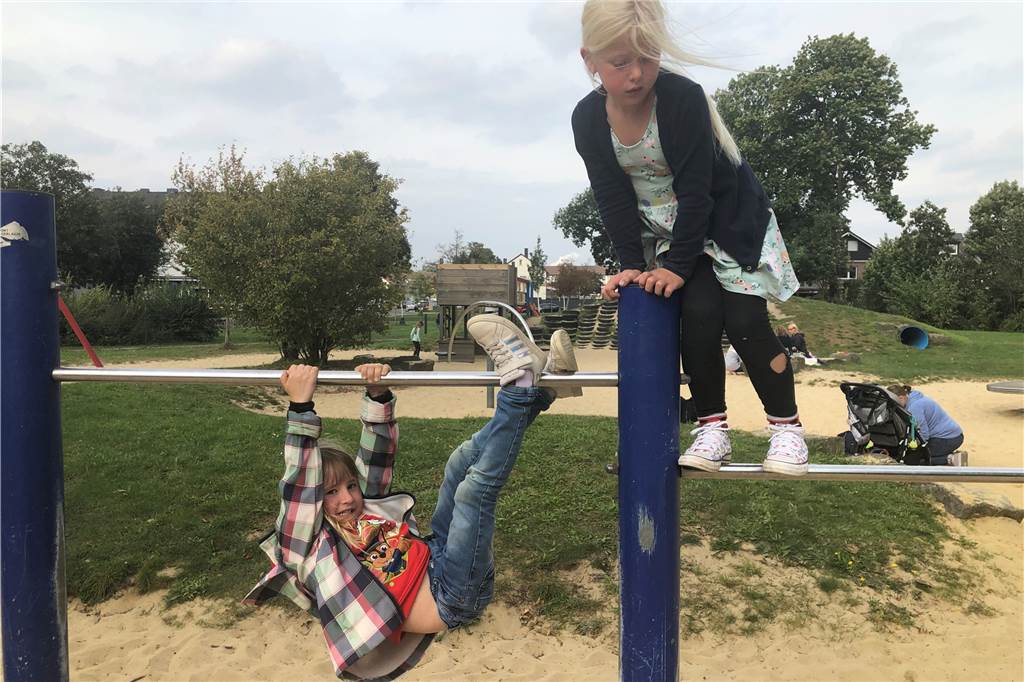 Lenia und Mia lieben das Klettergerüst auf dem Spielplatz an der Waldenburger Straße.