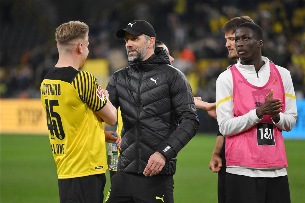 Lennard Maloney spricht mit Marco Rose.