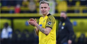 Lennard Maloney applaudiert nach Schlusspfiff den Fans.