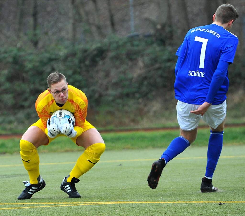 Torhüter verlässt die Holzpfosten Schwerte: Lennart Brand hält einen Ball fest.
