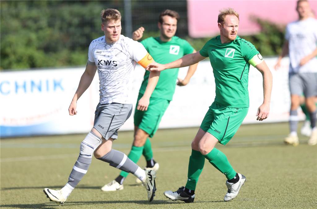 Kapitän Lennart Buschmann vom FC Overberge glänzt in neuer Rolle Lennart Buschmann im Duell.