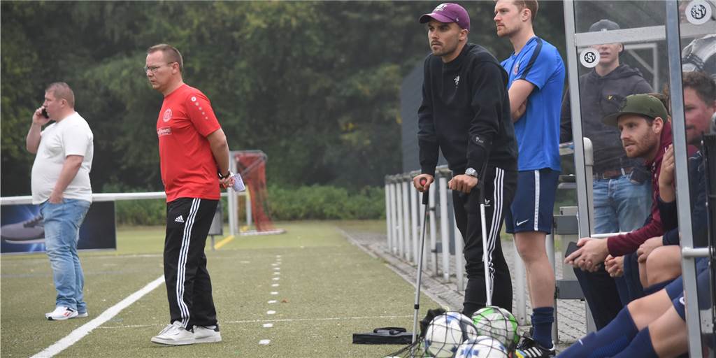Torhüter von BR Billmerich auf Krücken am Spielfeldrand: So ernst ist seine Verletzung Lennart Knabe (r.), Torhüter von BR Billmerich, war am Sonntag auf Krücken unterwegs – Co-Trainer Sebastian „Bulla“ Schmidt (l.) gab ein Update.
