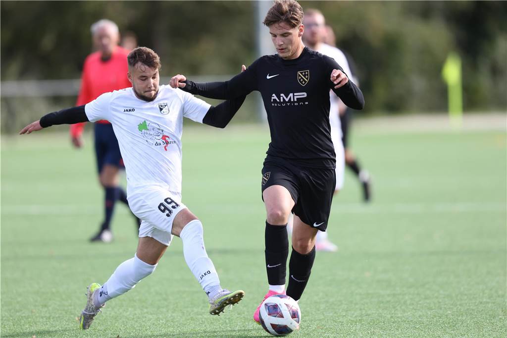 Aus der Zweiten des PSV Bork in die Erste - Justin Schellong hilft aus Lennart Schellong im Zweikampf.