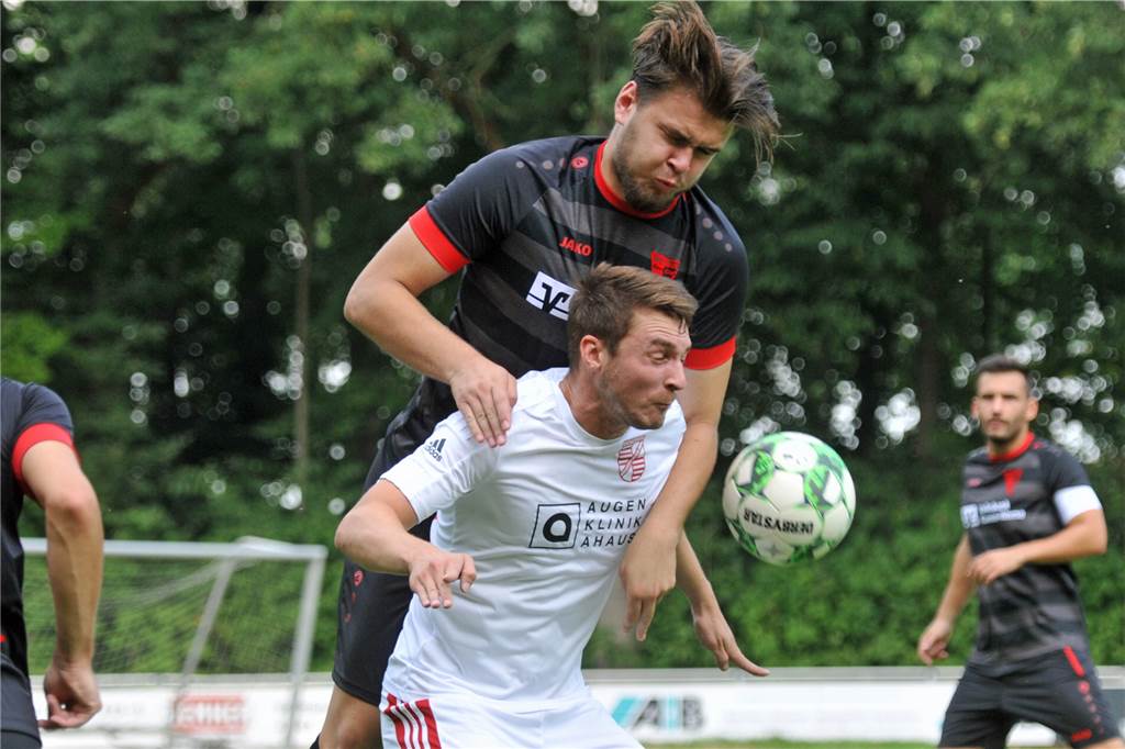 Mit Video: Eintracht Ahaus macht’s deutlich: Alle Stürmer treffen gegen den Werner SC Lennart Varwick, hier von Wernes Amer Masic übersprungen, überzeugte als Torschütze und Vorbereiter.