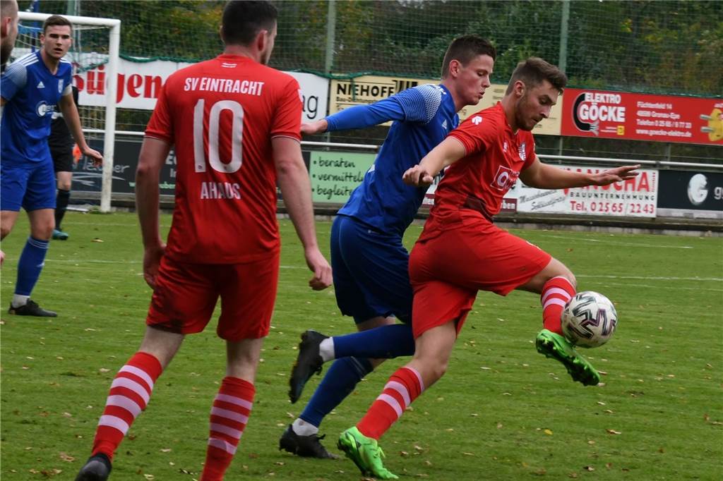 „Das war schon klasse": Eintracht feiert Derbysieg in Epe Lennart Varwick (r.) und die Ahauser behaupteten sich beim heimstarken FC Epe.