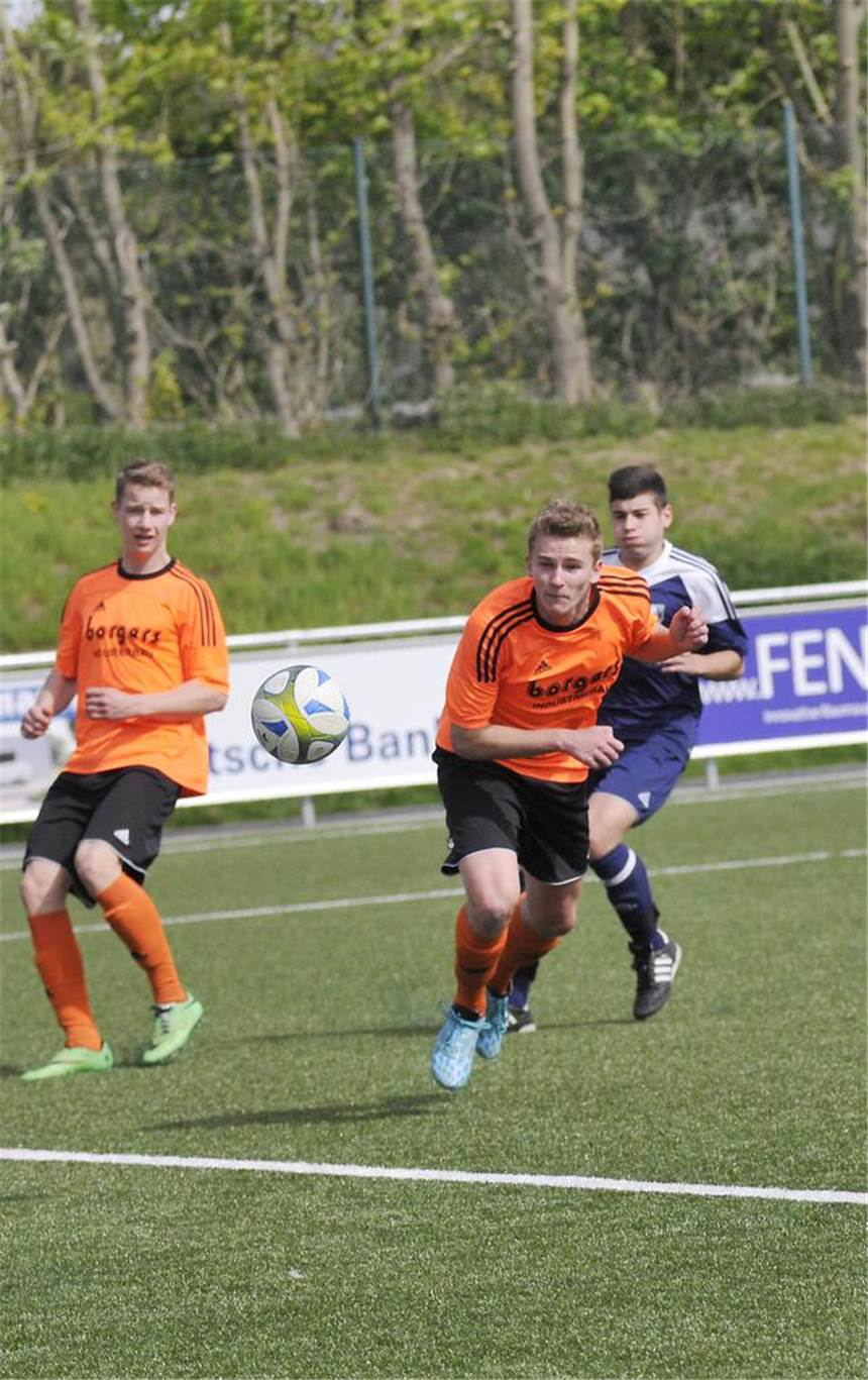 In Riesenschritten zum Liga-Verbleib Lennart Wesselmann (Mitte) holt nach 15 Minuten zum 1:1-Ausgleich für die SuS A I aus