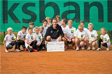 Lennart Zynga (M.) setzte sich in Münster durch und gewann das Tennisturnier. Hier, zusammen mit den Ballkindern, präsentiert der aus Haltern stammende Spieler sein Preisgeld. 1200 Euro gewann der 25-Jährige.