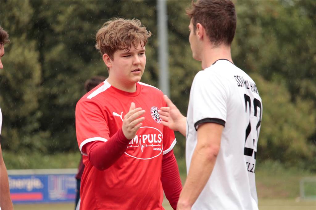 U23-Keeper des SSV Mühlhausen wird zum Torschützen Lennis Ostermann klatscht mit einem Mitspieler ab