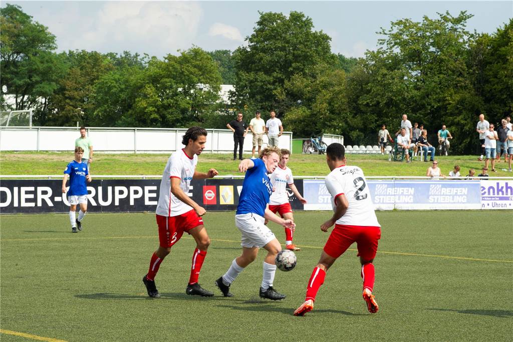 Spielabbruch beim Debüt inklusive vier Roten Karten: TuS Haltern hat einen neuen U19-Trainer Leo Amendt (M.), hier am ersten Spieltag gegen die Sportfreunde Siegen, erzielte das erste der drei Tore des TuS Haltern gegen die SSV Buer 07/28.