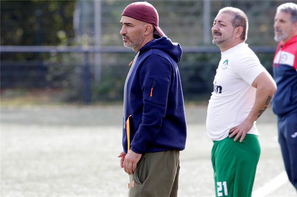 Leo Amoresano steht als Trainer der SV Stockum an der Seitenlinie.