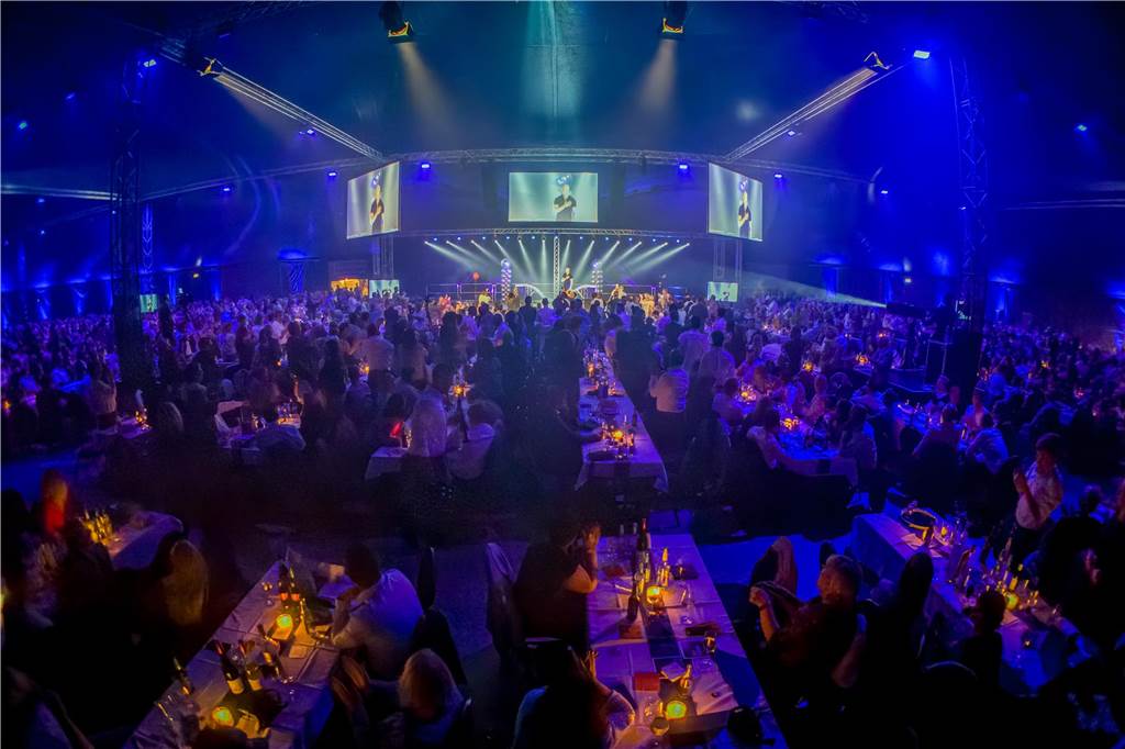 Anspruchsvolle Unterhaltung statt Mallorca-Party Volles Zelt bei einer Gala-Veranstaltung von Leo Eventmanagement