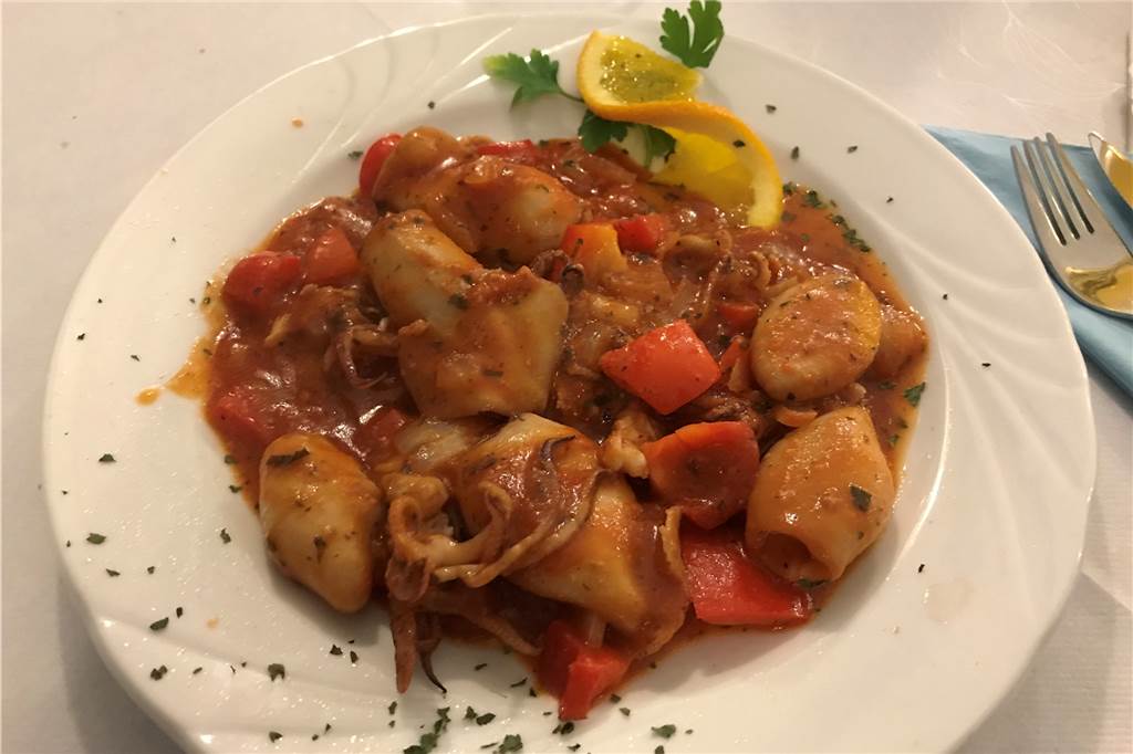 Leo Exuzidis wählt als Vorspeise die Babycalamares.