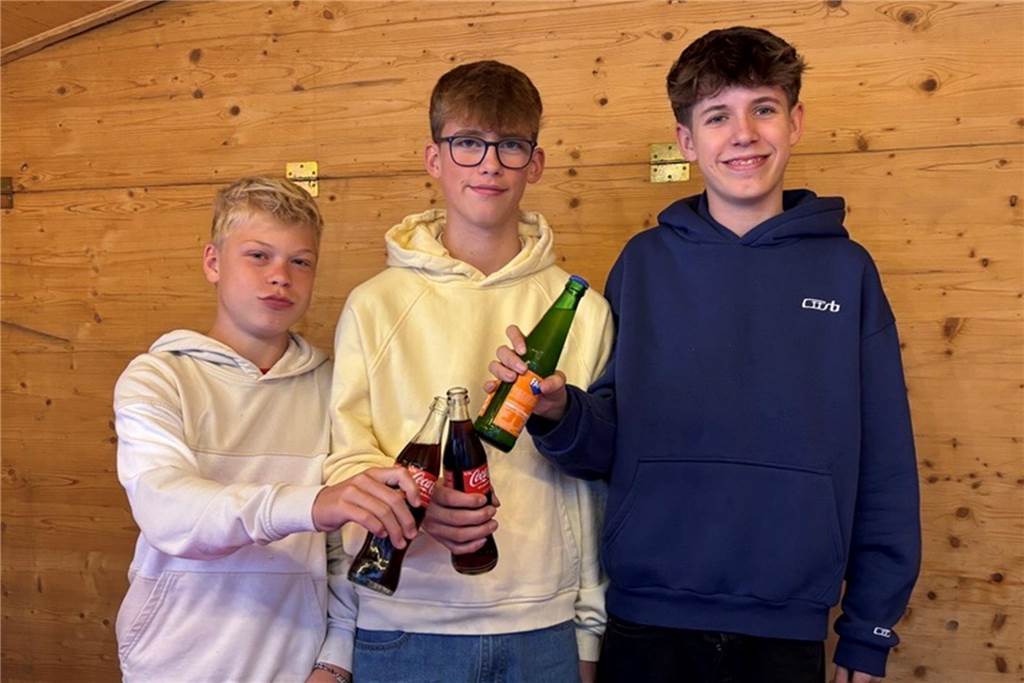 Verkaufsoffener Sonntag: Alstätter Herbst lockte am Sonntag in den Ortskern Leo Holters, Niklas Wesseling und Justus Hölscher verkaufen vor dem Modehaus van Weyck Getränke an die zahlreichen Besucher.