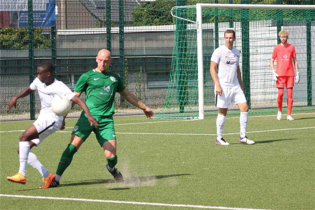 7:0-Wahnsinn! Königsborner SV springt in der Landesliga direkt an die Tabellenspitze Leo Mayka (l.) und Val-Leander Wettklo (r.) feierten mit Königsborn ein Schützenfest