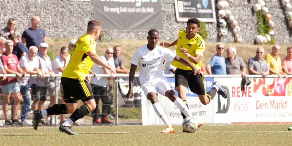 Unser Liveticker: SuS Kaiserau gewinnt das Landesliga-Derby gegen den Königsborner SV Leo Mayka (M.) in der Kaiserauer Zange zwischen Lukas Schuster (l.) und Matchwinner Dylan Pires.