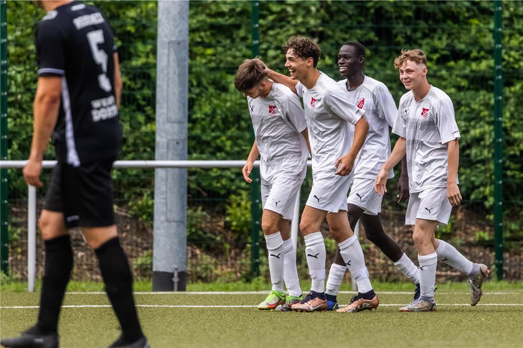RW Barop im Endspiel um die Bezirksliga Leon Besancon (2.v.l.) und RW Barop müssen einen 1:2-Rückstand aufholen.