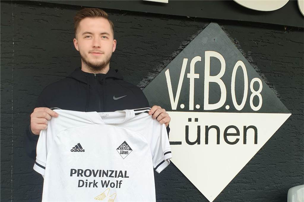 VfB Lünen holt Leon Broda zurück Leon Broda hält ein Trikot des VfB Lünen hoch.