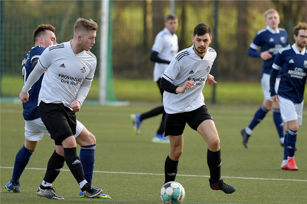 VfB Lünen verliert Topstürmer an Nordkirchen: „Wäre fahrlässig, ihn nicht ziehen zu lassen“ Leon Broda (l.) wird in der kommenden Spielzeit für den FC Nordkirchen auflaufen.