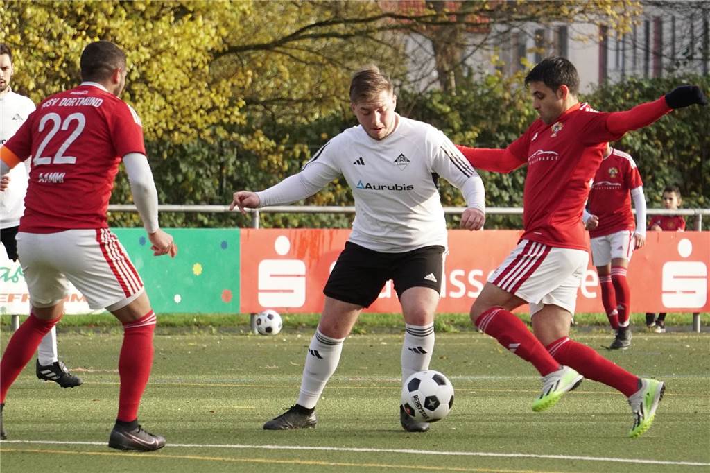 VfB gibt Sieg aus der Hand: „Einstellung bei einigen stimmt nicht“ Leon Broda im Zweikampf.