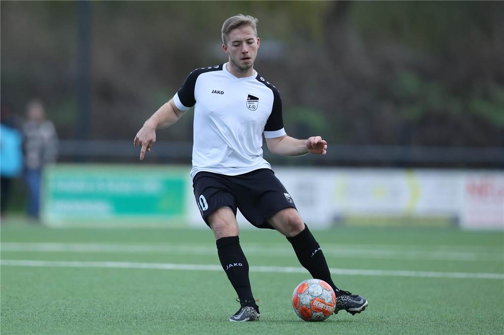 Leon Broda ist zurück beim VfB Lünen Leon Broda spielt einen Pass mit dem linken Fuß.
