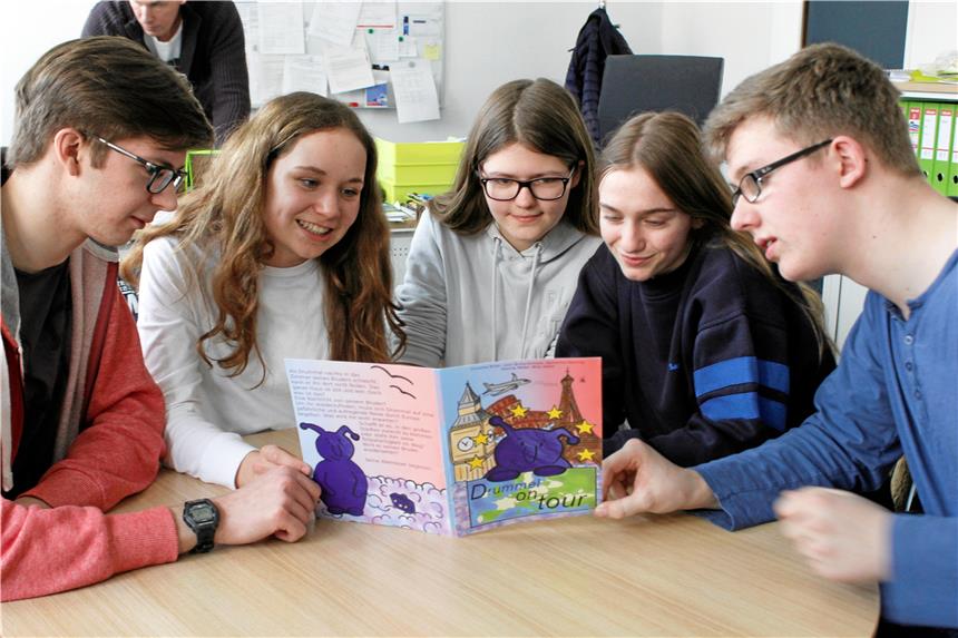 Schüler bringen das Kinderbuch „Drummel on Tour“ heraus Leon Burkardsmaier (v.l.), Katharina Hartung, Mirja Stelte, Eileen Stendel, Felix Kraß mit dem Vordruck