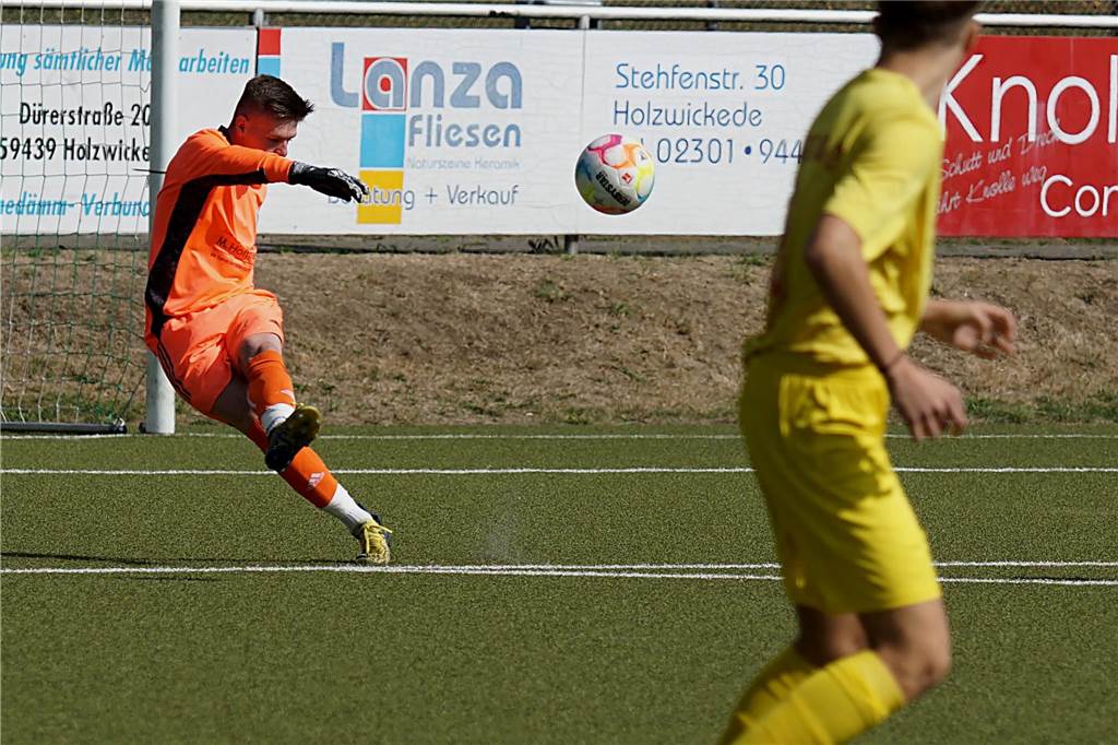 Junger Keeper muss im Fußball kürzertreten – Es geht in die Kreisliga Leon Chrobok vom Holzwickeder SC macht einen Abstoß.