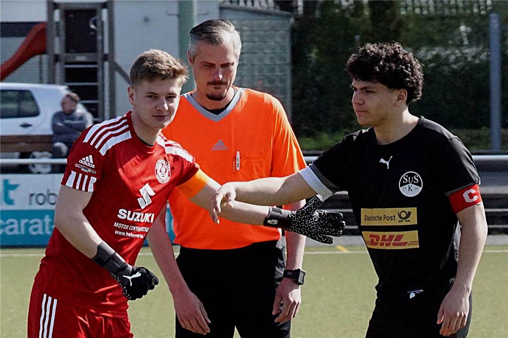 Kuriose Verletzung beim Holzwickeder SC: Spieler droht sehr lange Pause Leon Chrobok (l.) vom Holzwickeder SC und Akif Cakmak (SuS Kaiserau) bei der Platzwahl.