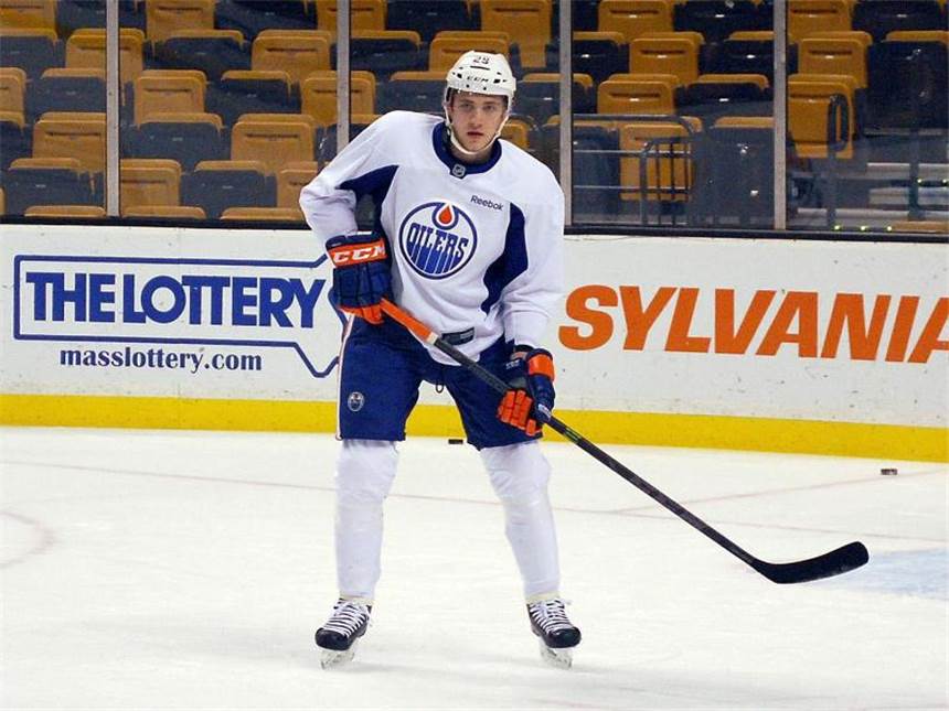 Draisaitl siegt mit Edmonton in NHL - Pleite für Seidenberg Leon Draisaitl gewann mit den Edmonton Oilers 2:0 gegen die Vancouver Canucks. Foto: Heiko Oldörp
