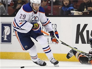 Leon Draisaitl (l) führte die Edmonton Oilers mit zum Sieg. Foto: Mark J. Terrill