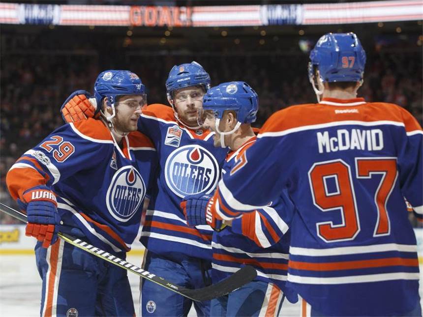 NHL-Jungstar Draisaitl mit 100. Scorer-Punkt Leon Draisaitl (l) spielt in der NHL für die Edmonton Oilers. Foto: Jason Franson