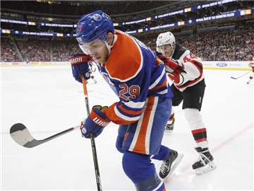 Leon Draisaitl (l) spielt in der NHL für die Edmonton Oilers. Foto: Jason Franson