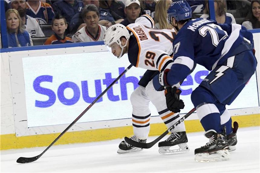 Edmonton und Draisaitl haken Playoffs ab Leon Draisaitl (l) von Edmonton in Aktion gegen Ryan McDonagh von Tampa Bay Lightning. Foto: Jason Behnken/AP