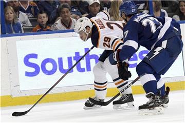 Leon Draisaitl (l) von Edmonton in Aktion gegen Ryan McDonagh von Tampa Bay Lightning. Foto: Jason Behnken/AP