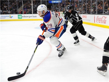 Leon Draisaitl (l/29) ist mit seiner Treffsicherheit in die Elite der NHL aufgestiegen. Foto: Michael Owen